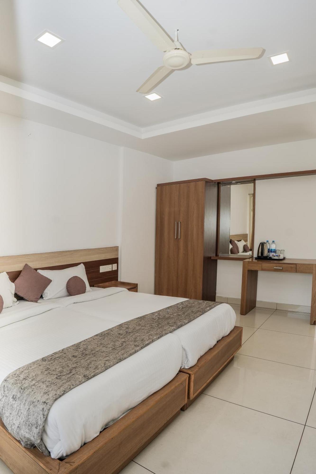 Hotel Lets Stay Kochi Buitenkant foto