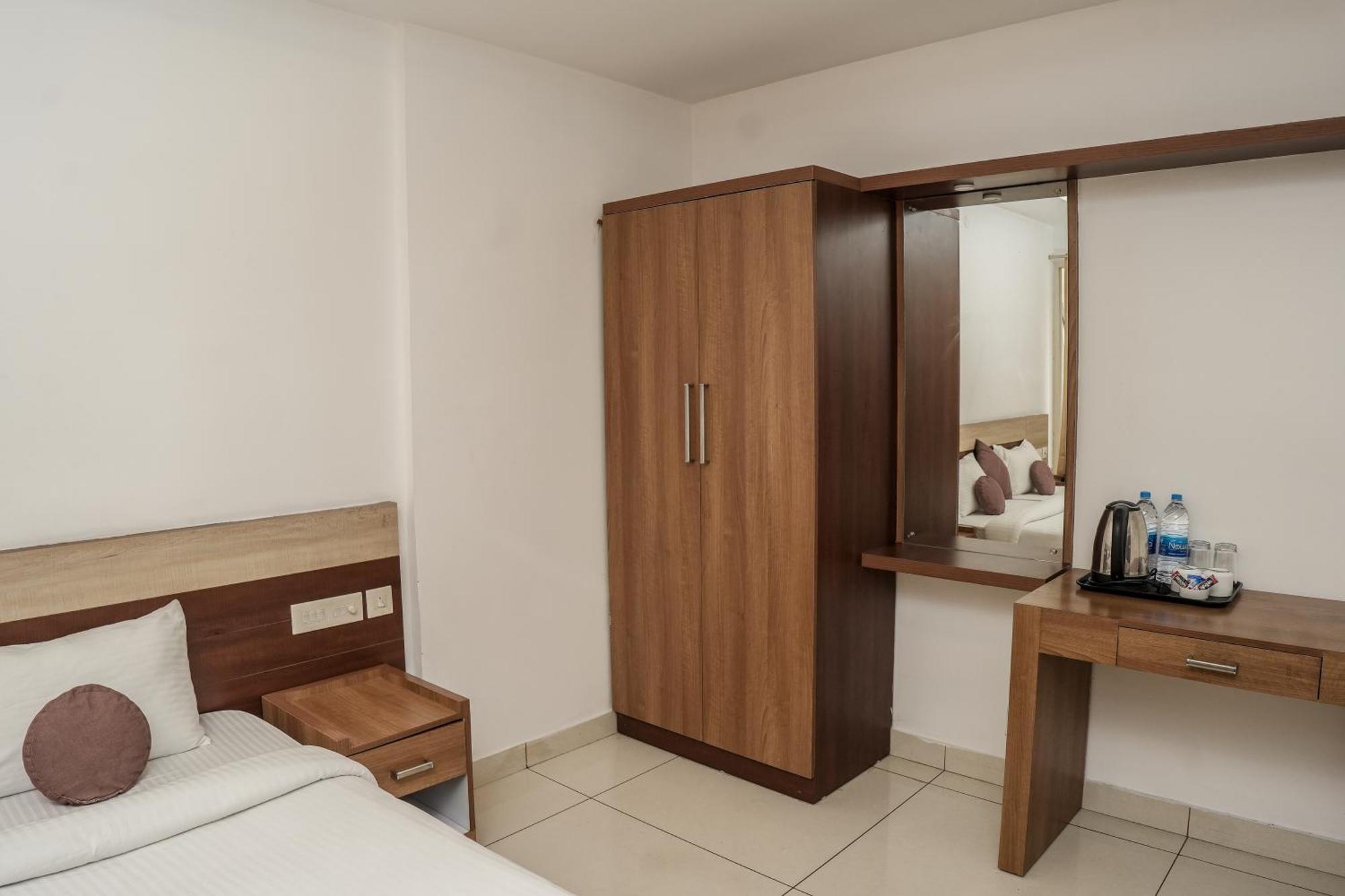 Hotel Lets Stay Kochi Buitenkant foto
