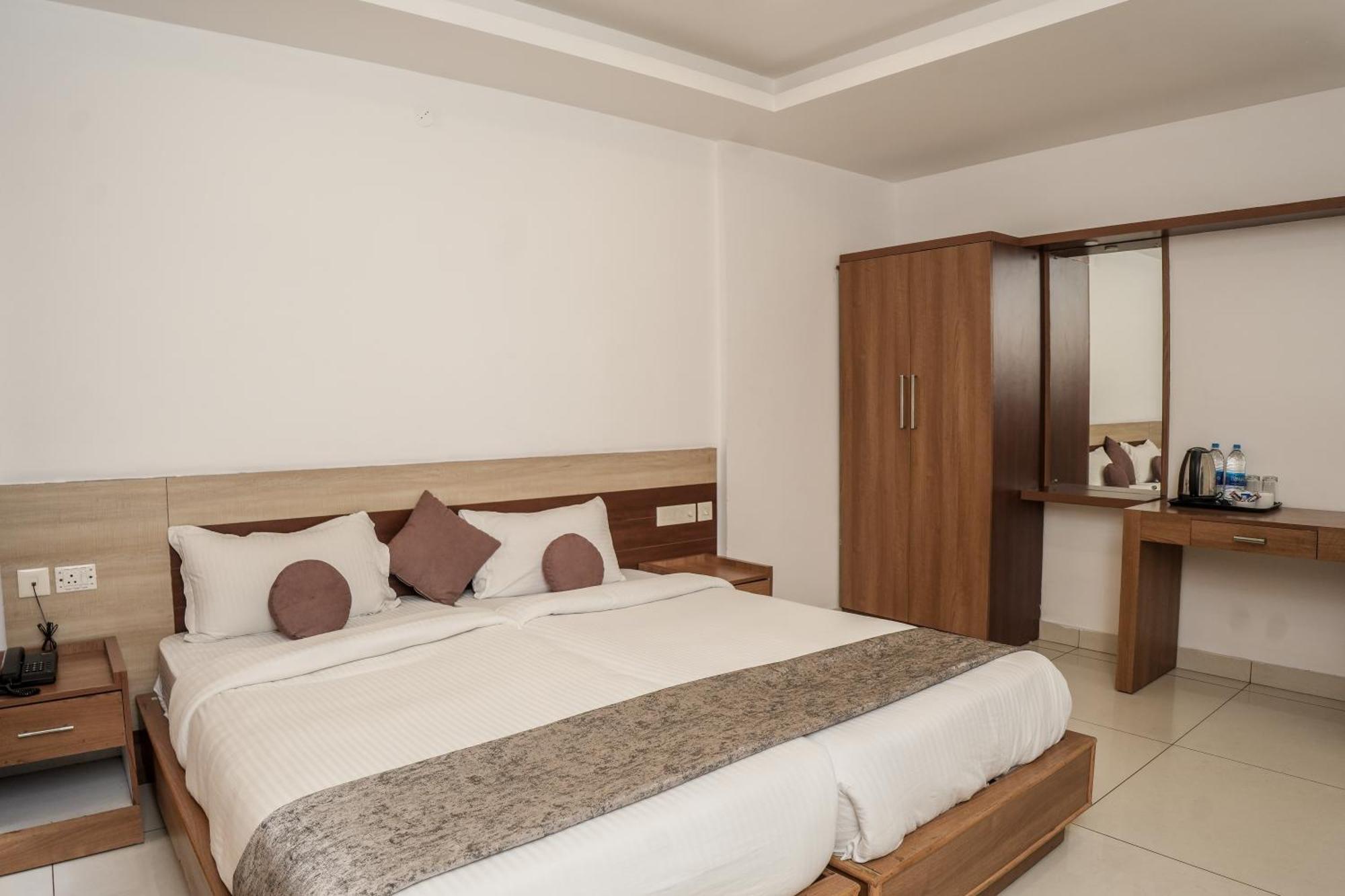 Hotel Lets Stay Kochi Buitenkant foto